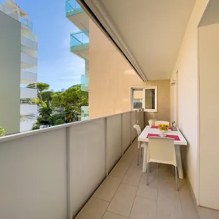 Chic Retreat With Pool And Balcony Lignano Sabbiadoro