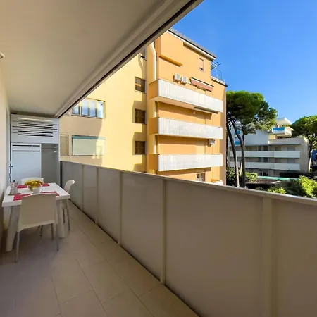 Апартаменты Chic Retreat With Pool And Balcony Линьяно-Саббьядоро
